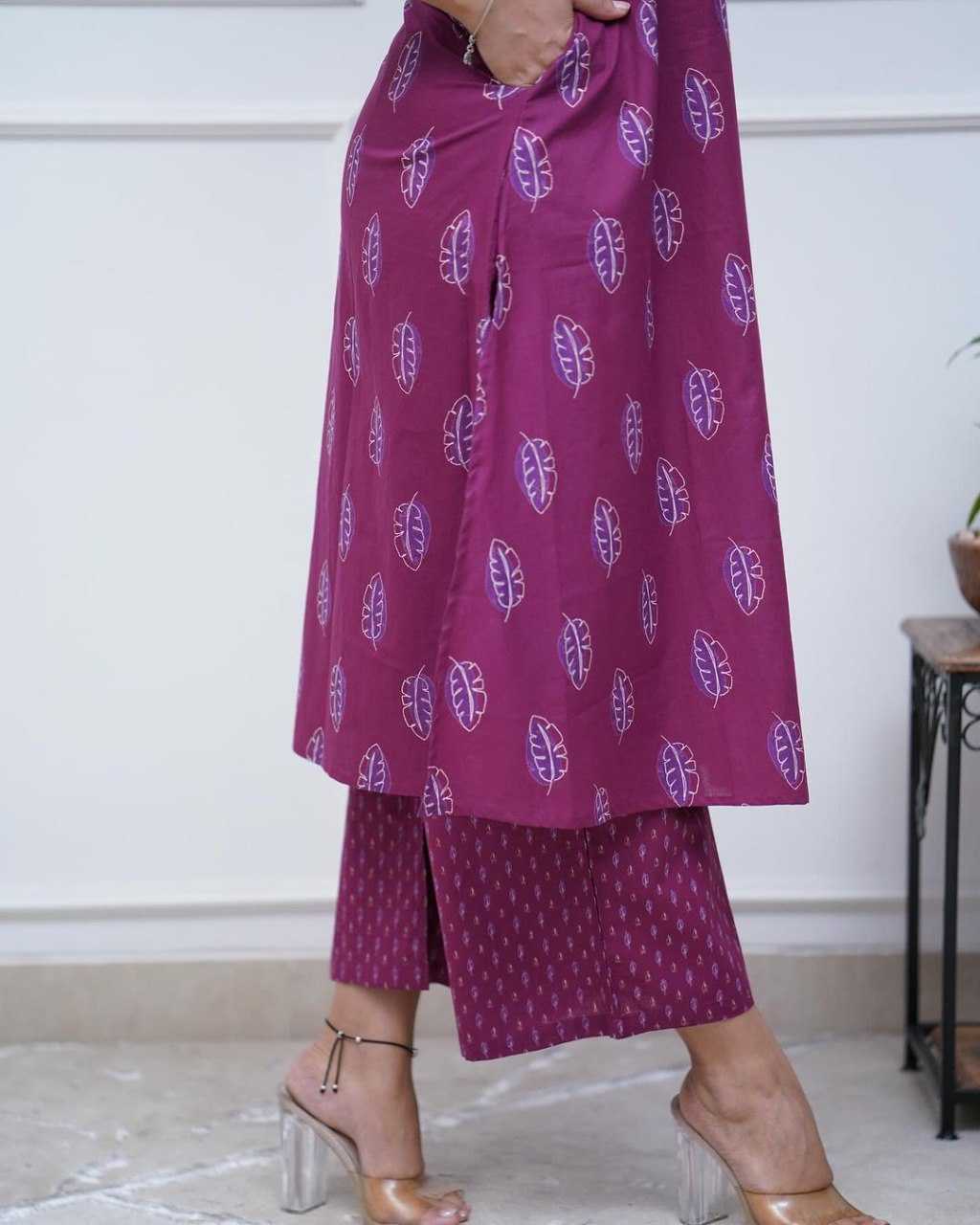 YNF MUSLIN KESH164 G64 KURTIS WHOLESALE LONG PRINTED KURTI WITH BOTTOM V-NECK LONG KURTIS MANUFACTURER - Deevit International