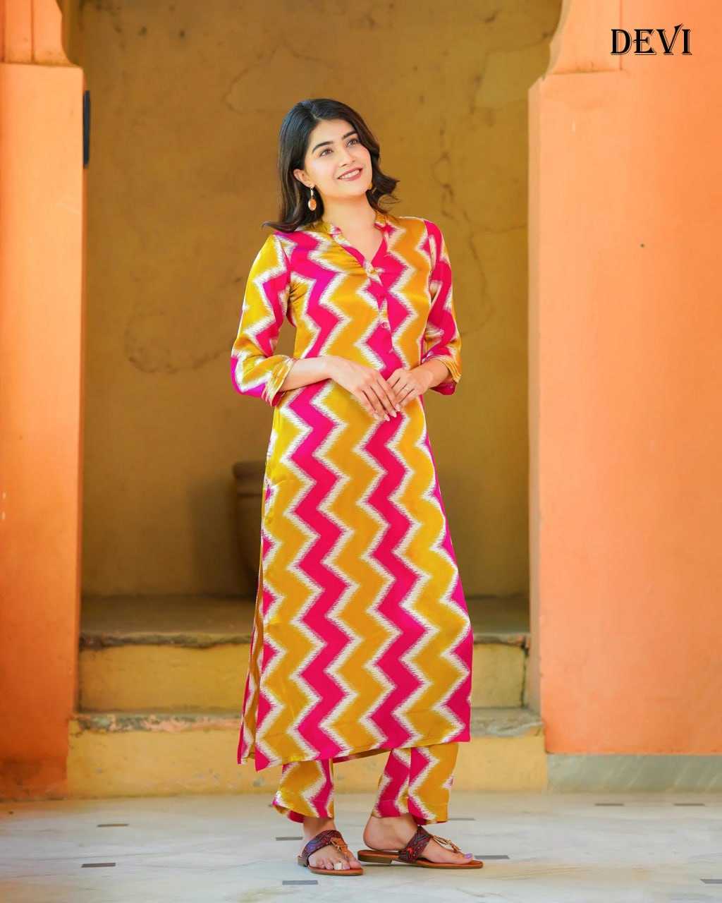 YNF MUSLIN RIN131 501 KURTIS WHOLESALE LONG PRINTED KURTI WITH PANT V-NECK KURTIS MANUFACTURER