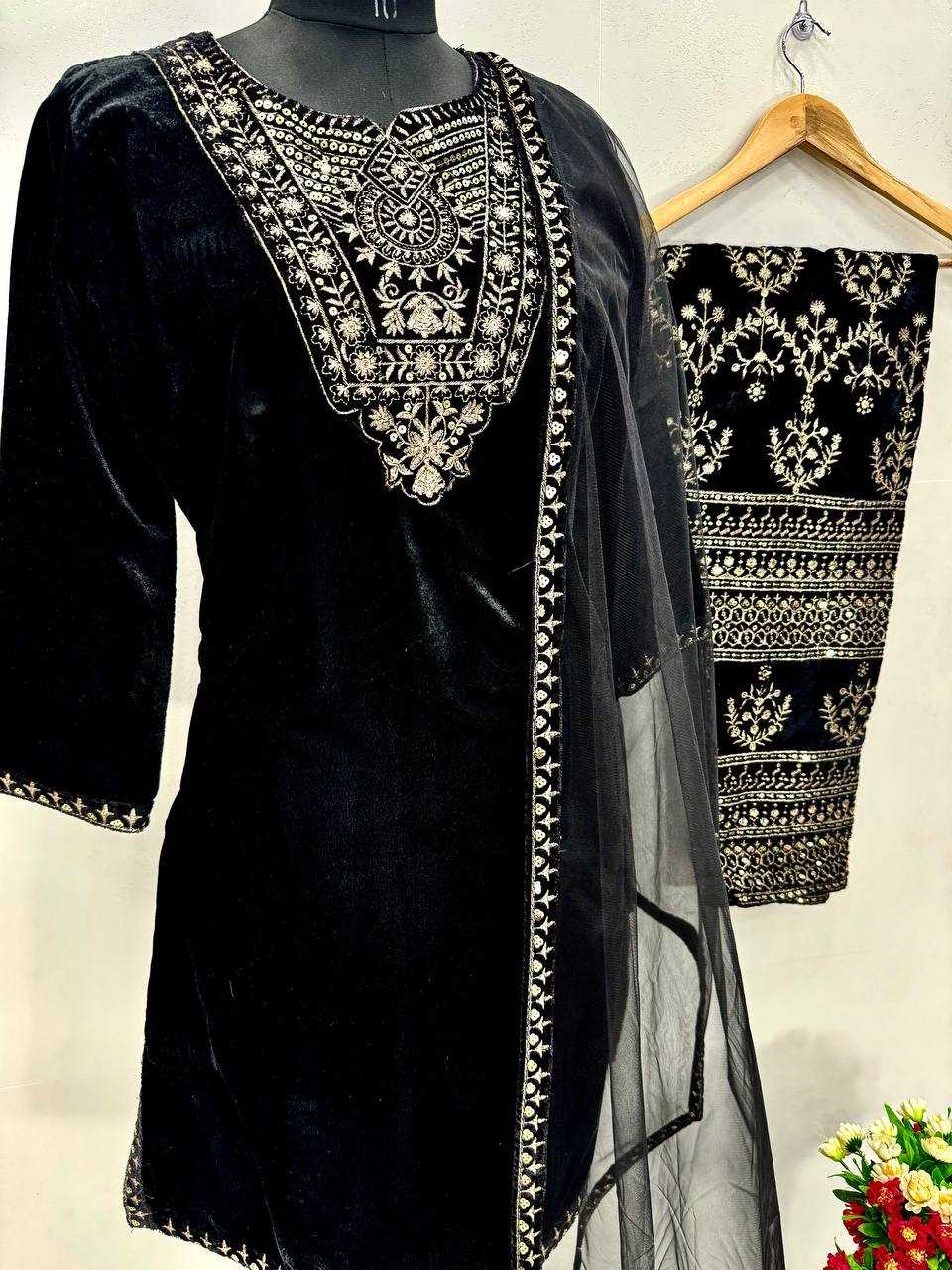 YNF VELVET KESH239 187 SUITS & DRESSES PAKISTANI WEDDING LADIES SUITS MANUFACTUR - Deevit International