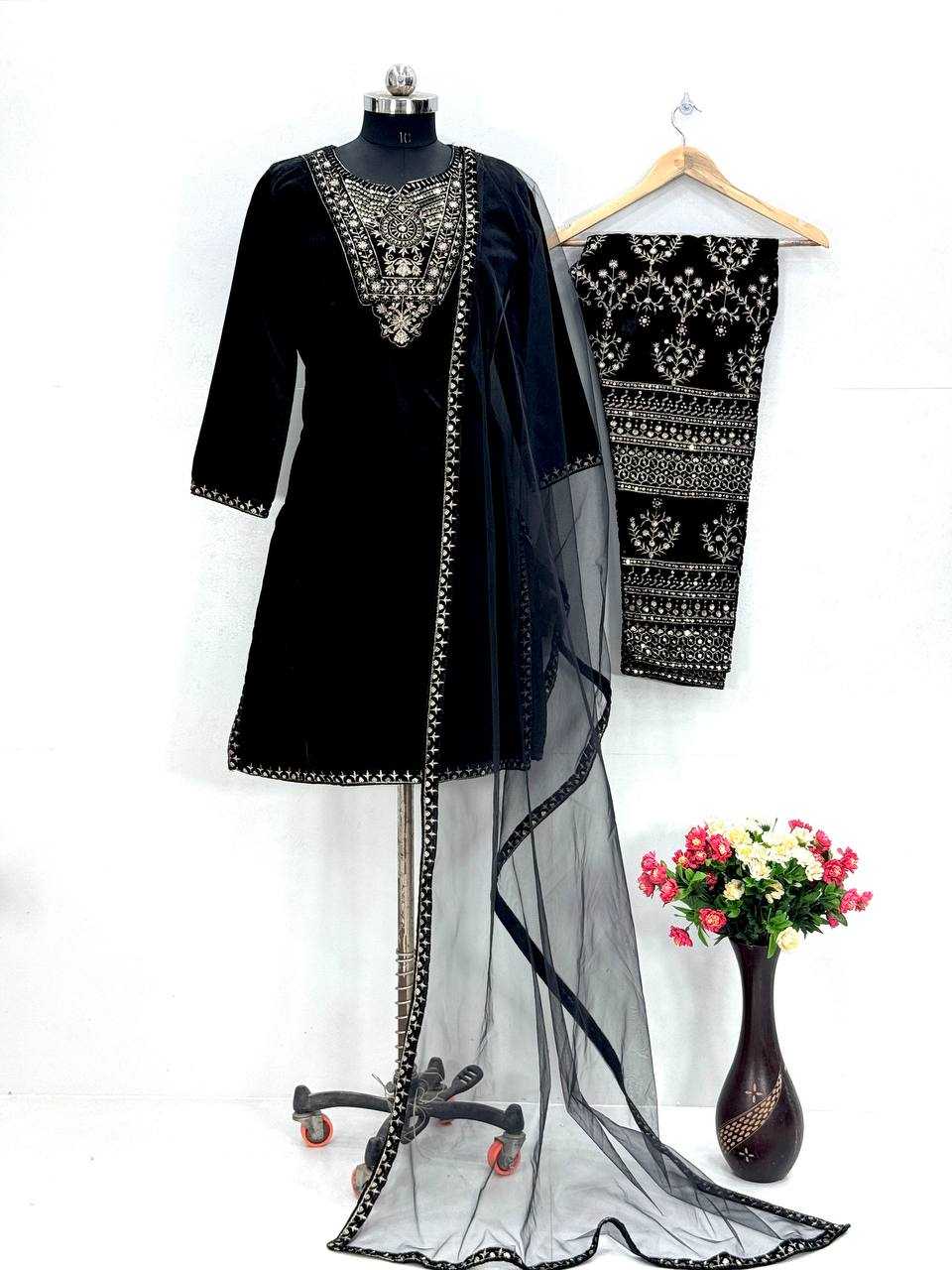 YNF VELVET KESH239 187 SUITS & DRESSES PAKISTANI WEDDING LADIES SUITS MANUFACTUR - Deevit International