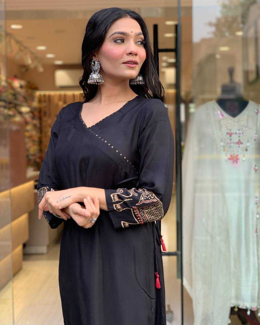 YNF MUSLIN KESH211 LDY115 KURTIS WHOLESALE FESTIVE LONG KURTI WITH BOTTOM BLACK KURTIS MANUFACTURER - Deevit International