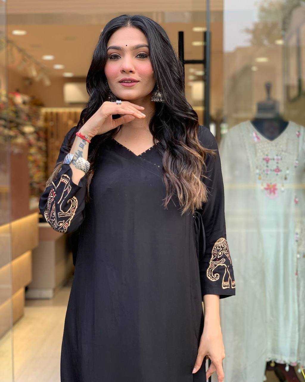 YNF MUSLIN KESH211 LDY115 KURTIS WHOLESALE FESTIVE LONG KURTI WITH BOTTOM BLACK KURTIS MANUFACTURER - Deevit International