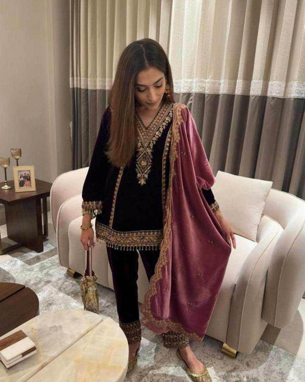 YNF VELVET RIN169 5781SUITS & DRESSES WHOLESALE EMBROIDERED VELVET LADIES PAKISTANI BRIDAL SUITS MANUFACTURE - Deevit International