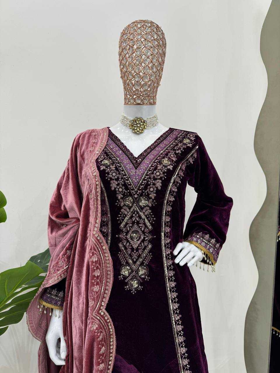 YNF VELVET RIN169 5781SUITS & DRESSES WHOLESALE EMBROIDERED VELVET LADIES PAKISTANI BRIDAL SUITS MANUFACTURE - Deevit International