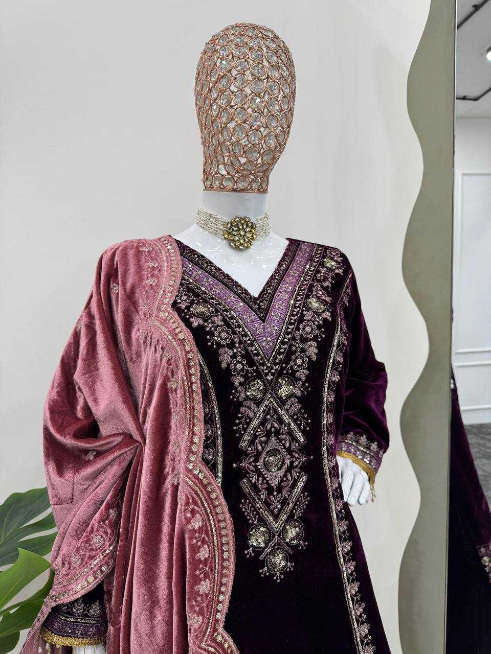 YNF VELVET RIN169 5781SUITS & DRESSES WHOLESALE EMBROIDERED VELVET LADIES PAKISTANI BRIDAL SUITS MANUFACTURE - Deevit International